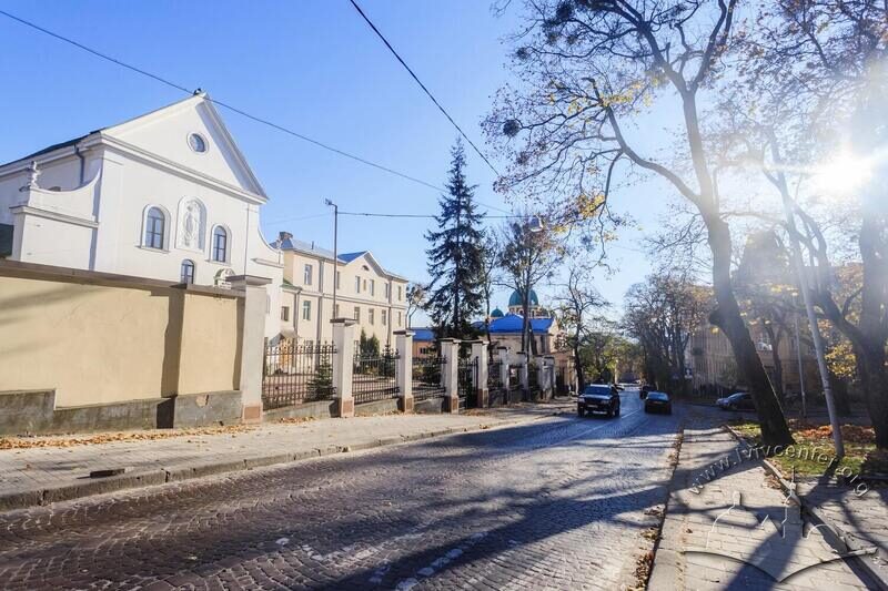 Вул. Короленка, 1.