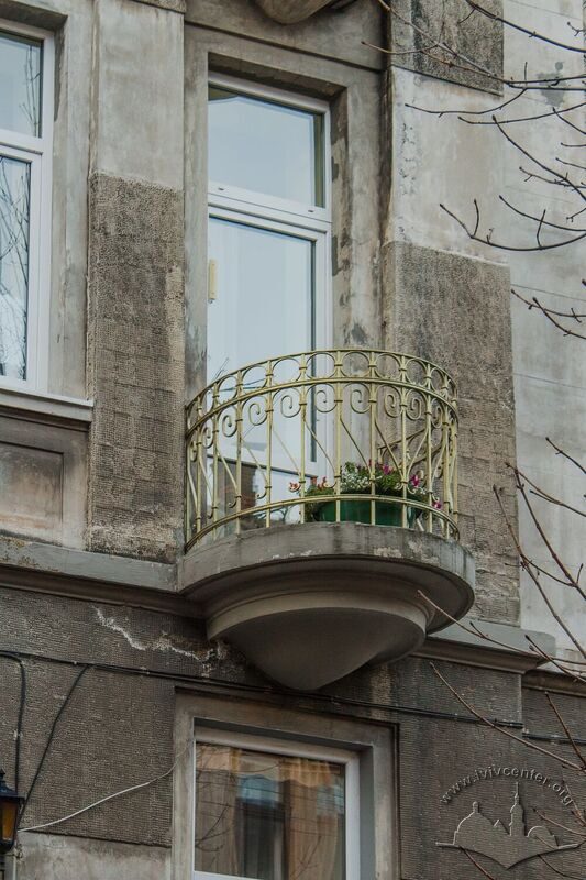 Вул. Вишенського, 15. Балкон на другому поверсі