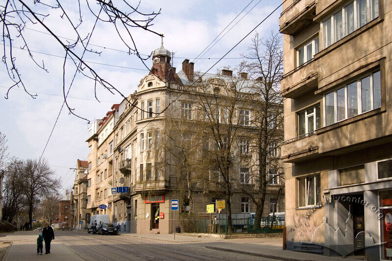 Вул. Генерала Чупринки, 60. Загальний вигляд будинку із сходу