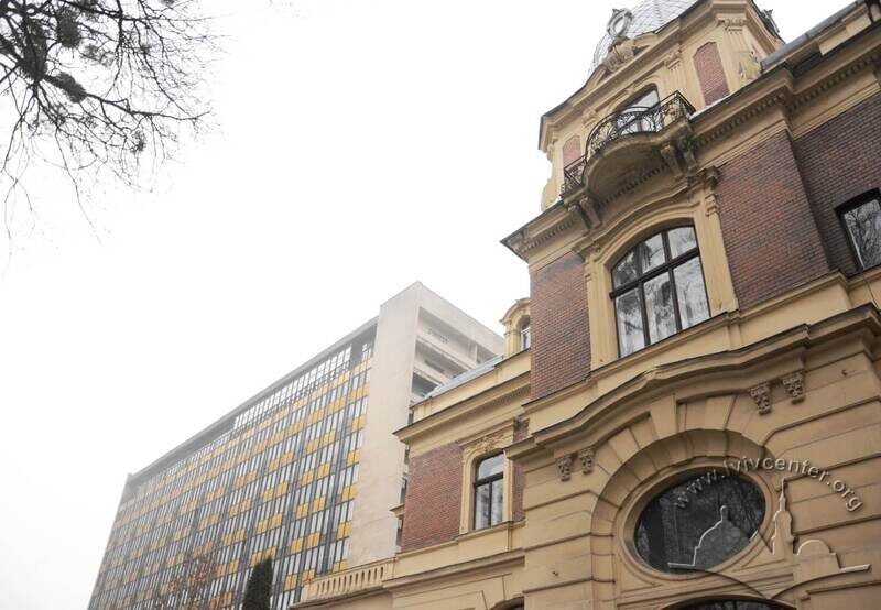 Вул. Матейка, 4. Необарокова вілла і розміщений поряд модерністичний будинок готелю "Дністер"