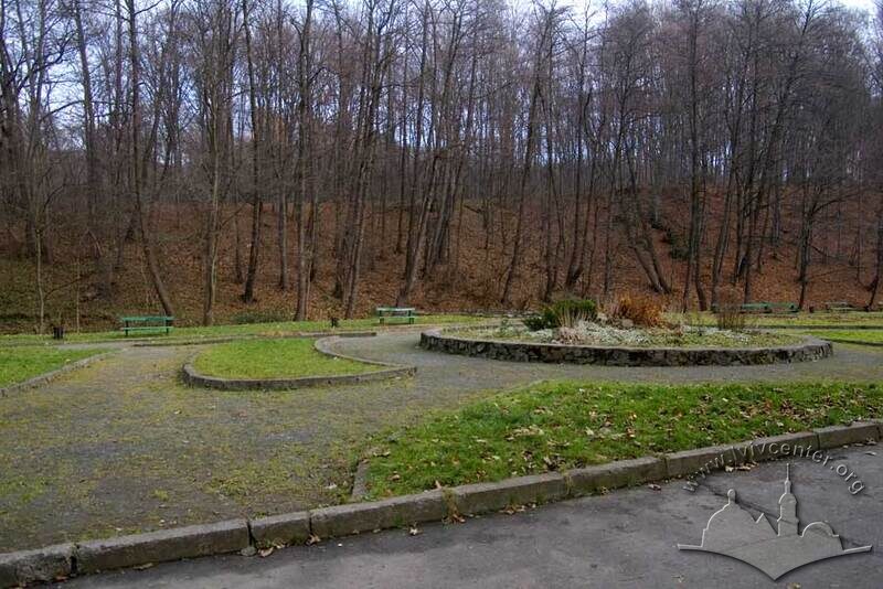 Парк “Погулянка”, квітники і паркові лавки уздовж центральної алеї.