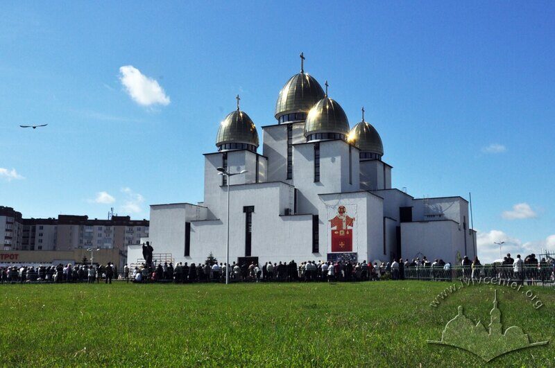 Просп. Червоної калини, 70. Вигляд церкви з півночі