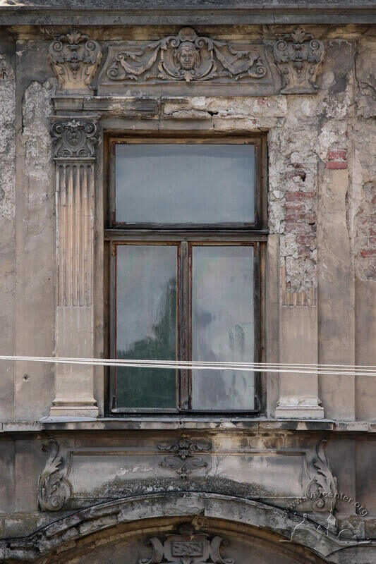 Вул. Тершаковців, 4. Вікно 2-го поверху