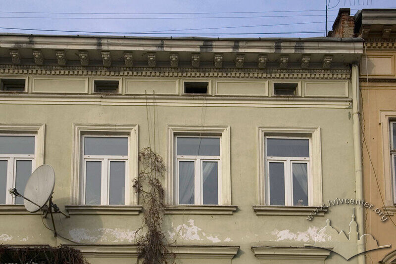 Вул. Валова, 19. Вікна 3-го пов.