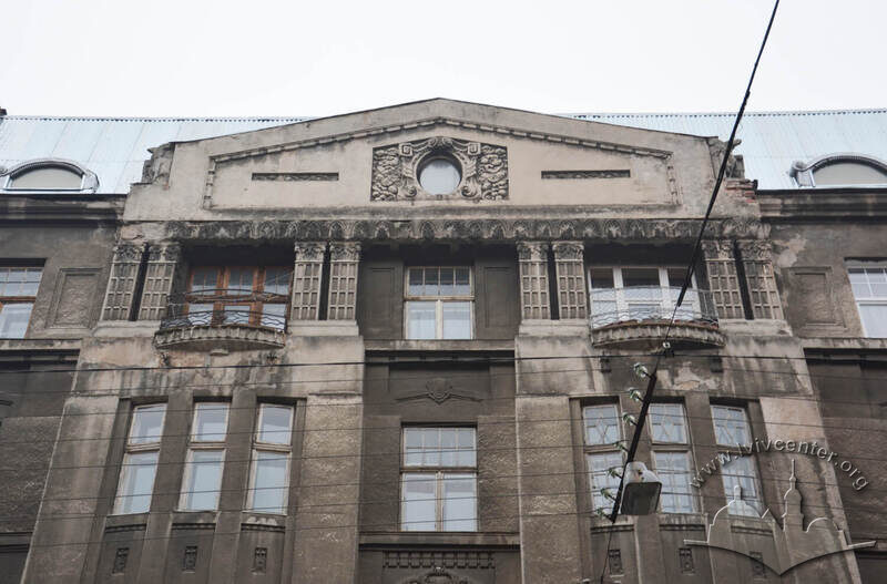 Вул. Словацького, 4. Завершення центральної частини фасаду з аттиком