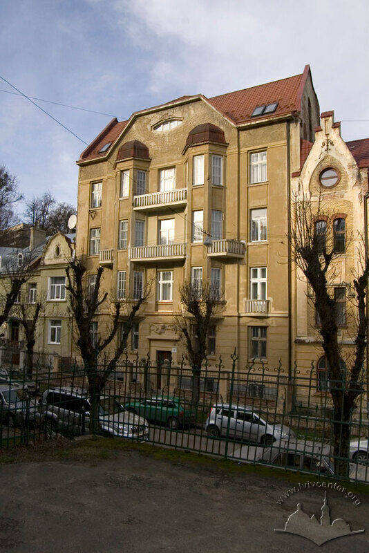 Вул. Паркова, 14. Вигляд з території будинку на вул. Парковій, 1 на пагорбі