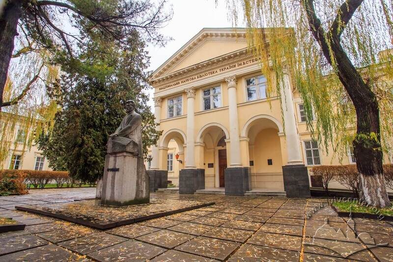 Вул. Стефаника, 2. Подвір'я-курдонер. Зліва – пам'ятник Василю Стефанику, справа – портик з головним входом до будинку бібліотеки