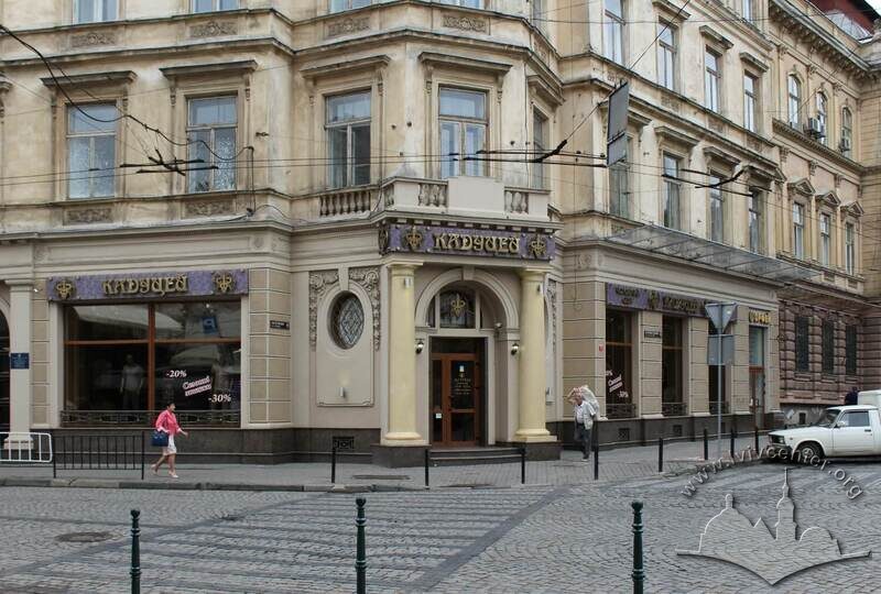 Вул. Гнатюка, 5-7. Фрагмент наріжника будинку з входами до крамниць