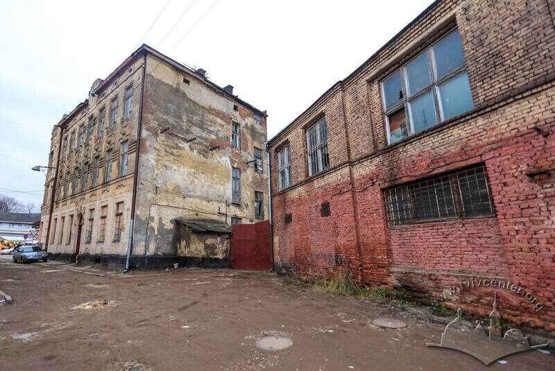 Вул. Хмельницького, 169. Вигляд колишньої кам'яниці Крампнера з вул. Зустрічної