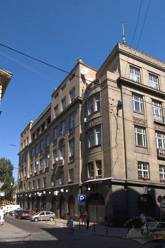 Вул. Коперника, 4. Наріжна частина будинку на розі вул. Коперника та Банківської