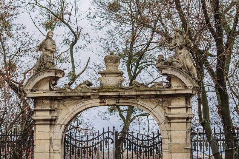 Пл. Св. Юра, 5. Брама що веде до митрополичих садів