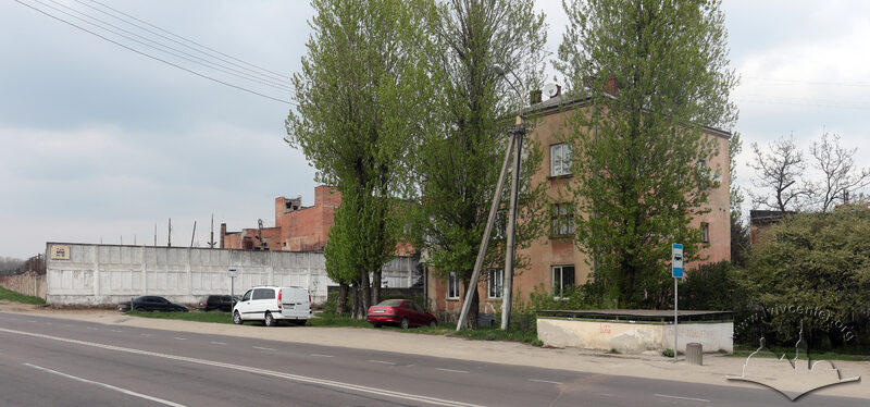 Одна з небагатьох будівель, що вціліла з часів функціонування Янівського табору. Сьогодні це житловий будинок