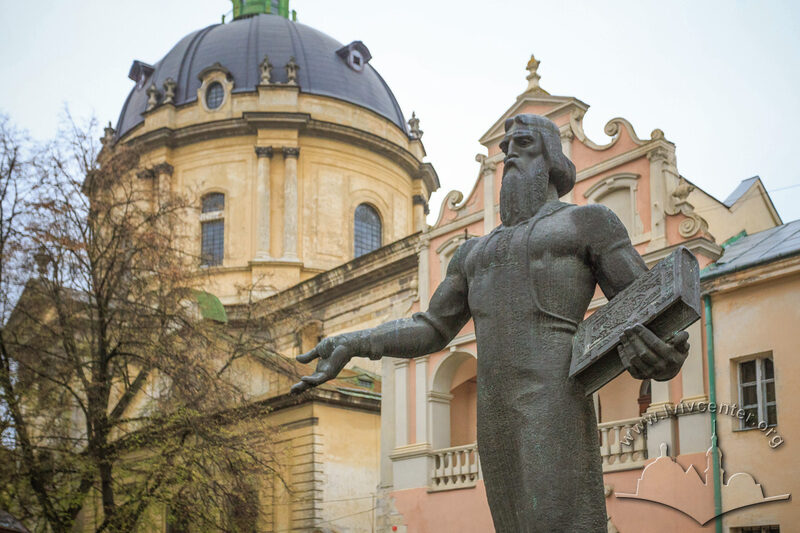 Пам'ятник Іванові Федорову на вул. Підвальній. На тлі – кол. Королівський арсенал і купол Домініканського костелу