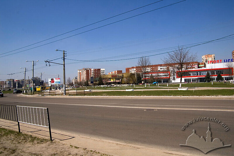 Просп. Червоної Калини, 81. Будинок кінотеатру посеред житлової забудови Сихова, вигляд з південного сходу