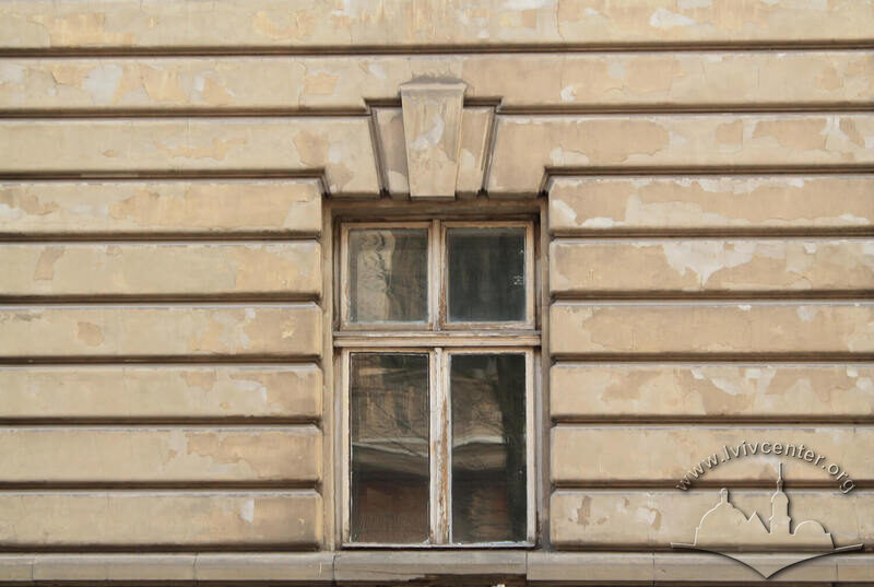 Вул. Університетська, 1. Приклад вікна 1-го поверху