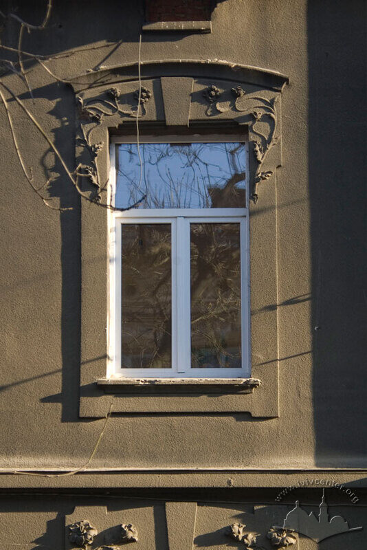 Вул. Генерала Чупринки, 27. Вікно 2-го поверху