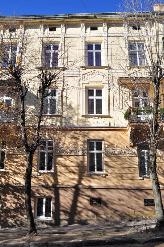 Вул. Кравчука, 14. Фрагмент фасаду з боку вул. Чернігівської