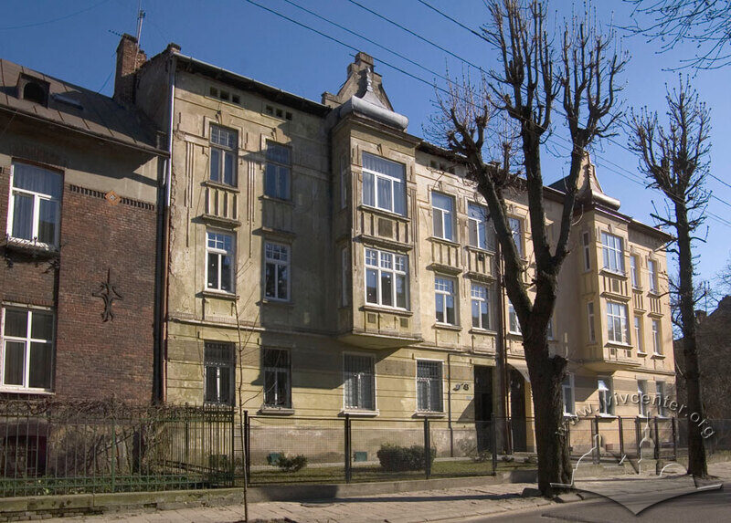 Вул. Котляревського, 43. Будинок в оточуючій забудові