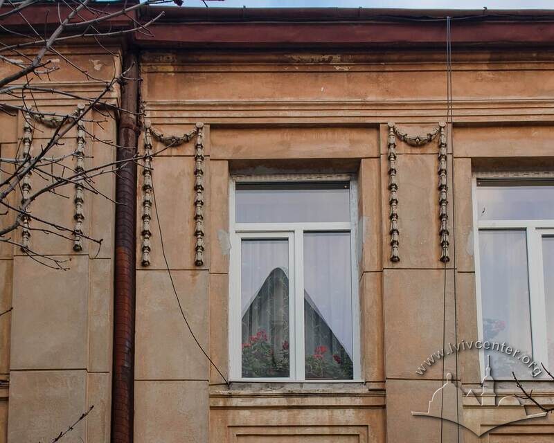 Вул. Вишенського, 16. Вікна другого поверху