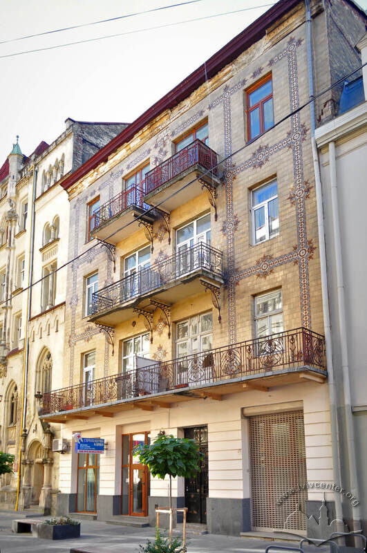 Вул. Курбаса, 5. Головний фасад будинку