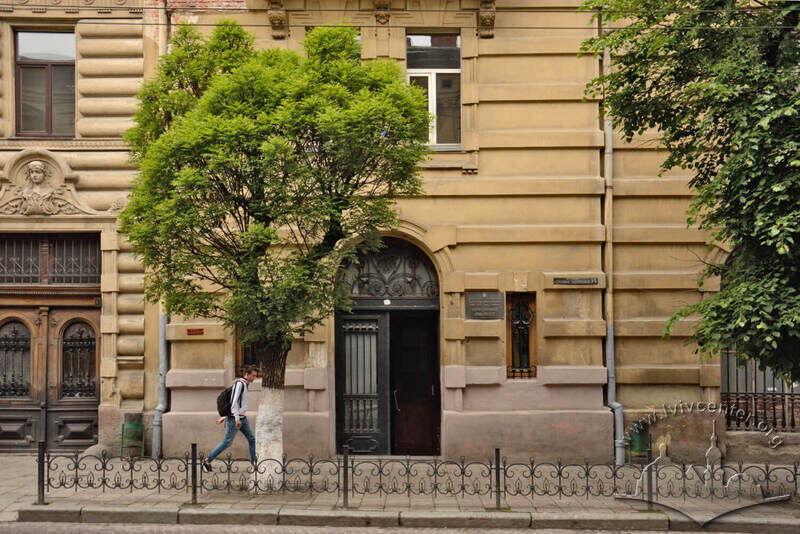 Вул. Січових стрільців, 14. Головний вхід до будинку