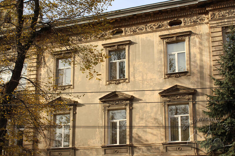 Вул. Листопадового чину, 26. Вікна 2-3-го поверхів