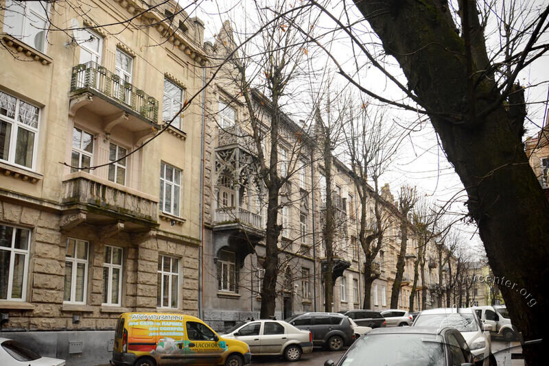 Вул. Грюнвальдзька, 10. Будинок в рядовій забудові вулиці. Вигляд в бік вул. Коновальця