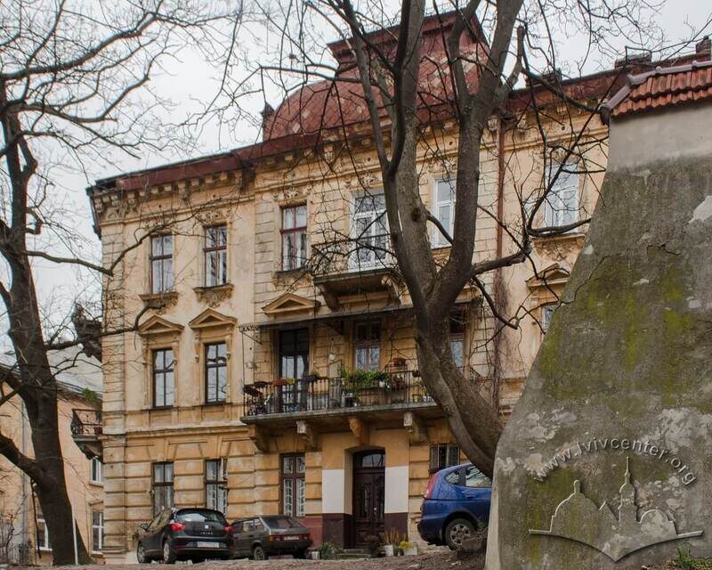 Вул. Лисенка, 2. Головний фасад будинку. На фото справа – контрфорс огорожі колишнього костелу, який розміщувався за межами фортифікацій середмістя Львова