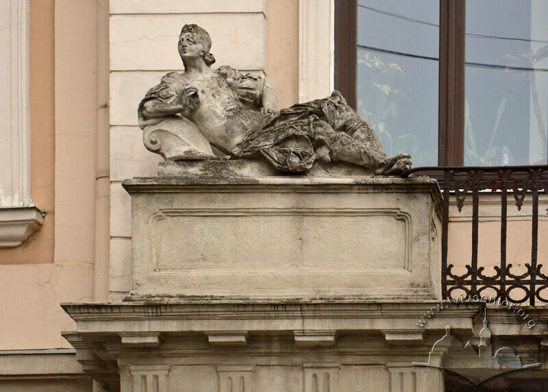 Вул. Театральна, 10. Скульптура Мінерви чи Венери
