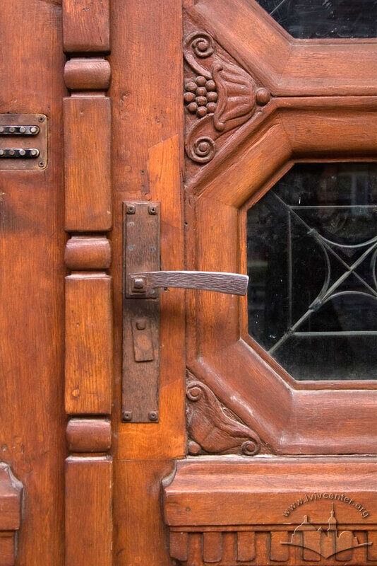 Вул. Левицького, 11a. Фрагмент вхідних дверей: збережена оригінальна столярка і фурнітура