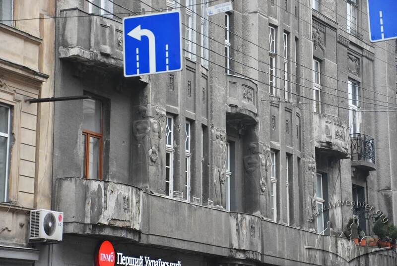 Вул. Словацького, 4. Фрагмент головного фасаду