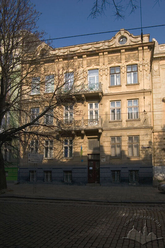 Вул. Бандери, 16. Головний фасад будинку