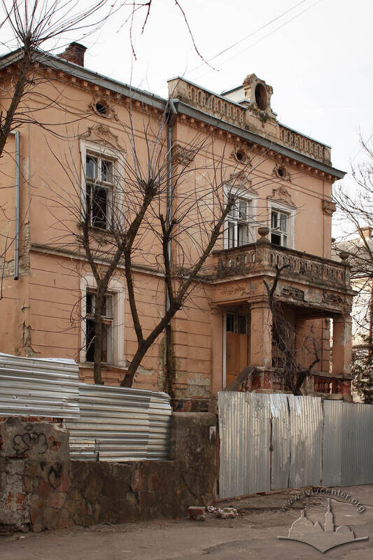 Вул. О. Степанівни, 31. Бічний фасад, справа – вхідна веранда