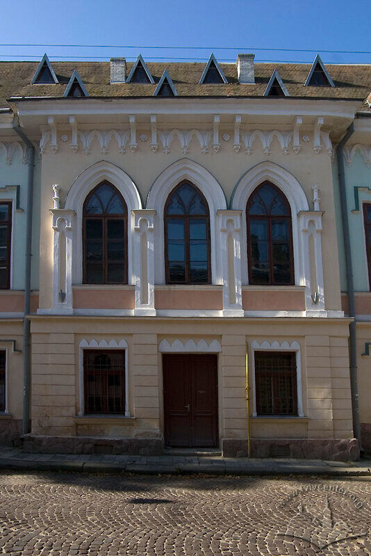Вул. Пекарська, 50а. Центральна частина північного фасаду з теперішнім головним входом