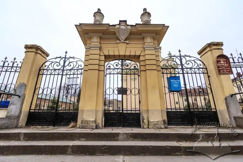 Вул. Жовківська, 8. Вхідна брама