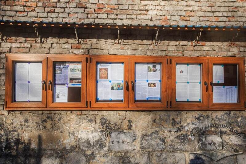 Вул. Короленка, 3. Інформаційні дошки