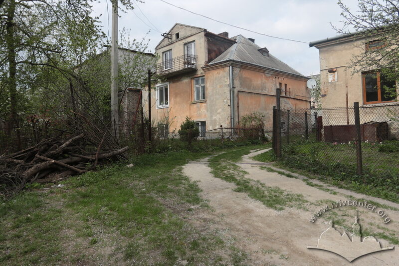 Окремі будинки, що були на території DAW збереглися до сьогодні, вулиця Яворівська, 8