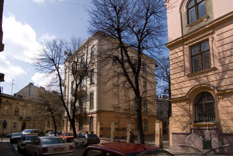 Вул. Кониського, 4а. Вигляд будинку з початку вулиці. Справа — фрагмент будинку школи (Кониського, 4)