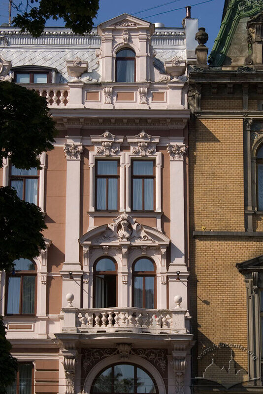 Просп. Свободи, 13. Боковий пристінок фасаду