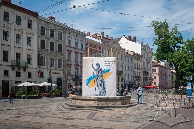 Фонтан під захисними конструкціями
