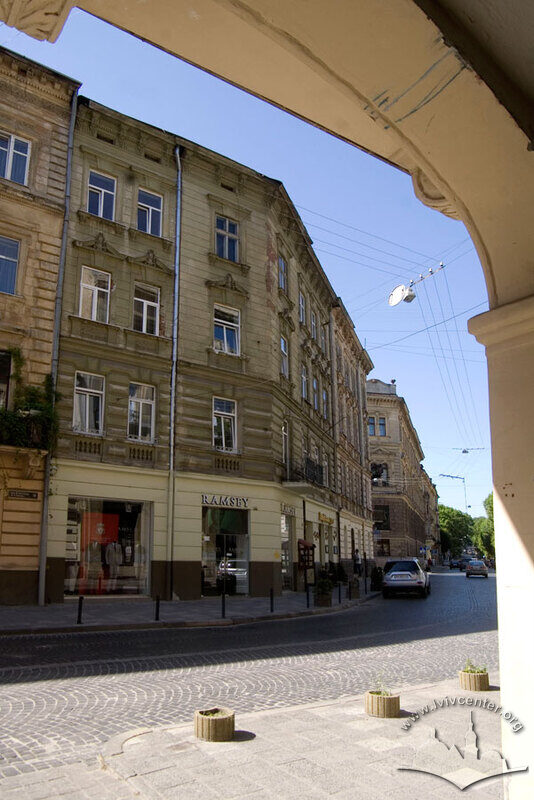 Пл. Генерала Григоренка, 1а. Вигляд з півночі