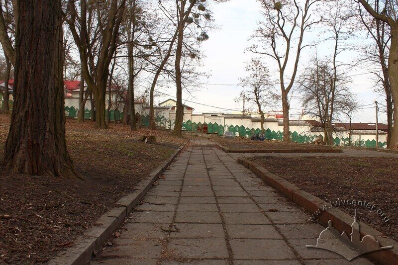 Подвір'я шпиталю, вигляд у бік "Нового" ринку та пивоварні. Попереду, поряд із замощеною доріжкою – меморіальний камінь про розміщення тут цвинтаря і поховання відомих рабинів