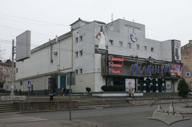 Просп. Чорновола, 2. Загальний вигляд будинку з просп. Чорновола