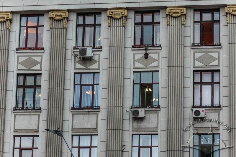 Пл. Генерала Григоренка, 3. Вікна 2-го–4-го поверхів