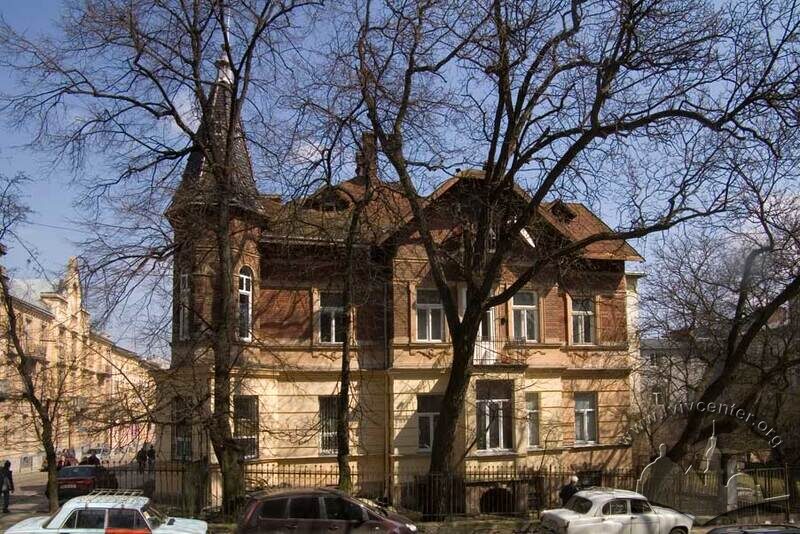 Вул. Генерала Чупринки, 33. Вид на бічний фасад з вул. Левинського