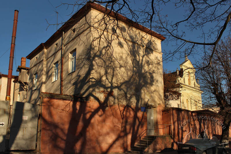 Вул. Кривоноса, 1. Колишні монастирські будівлі з західного боку церкви
