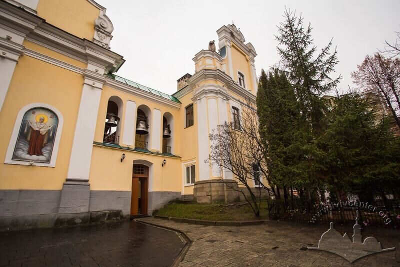 Вул. Грушевського, 2. Дзвіниця і каплиця