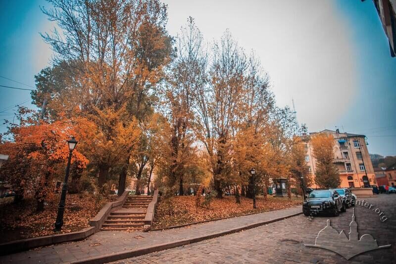 Пл. Старий ринок. Сквер на місці давньої синагоги. Вигляд у напрямку Високого замку