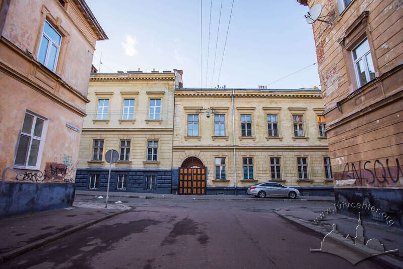 Вул. Кирила і Мефодія, 6 і 8. Фрагменти двох університетських корпусів, вигляд з початку вул. Кобилянської