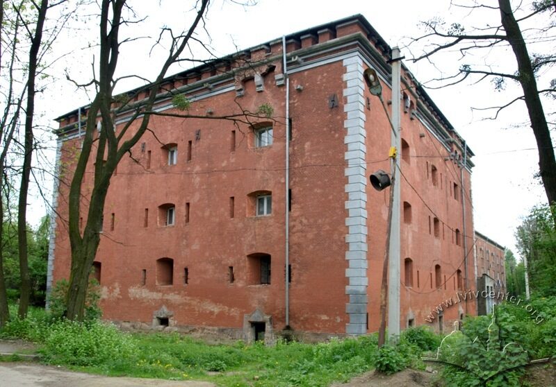 Західний бік казарм